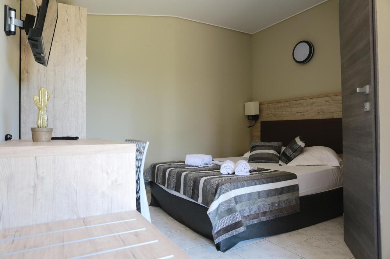 Le Banana'S Hotel Aleria  Bagian luar foto